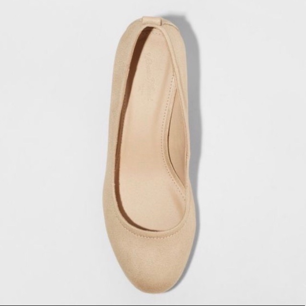 Taupe Microsuede Closed Toe Heeled Pumps, NWT. - Picture 3 of 3